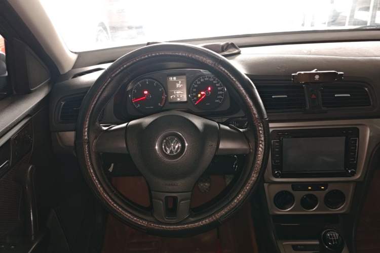 Used Volkswagen Gran Lavida 2013 1.6L Manual Fashion Model Steering Wheel