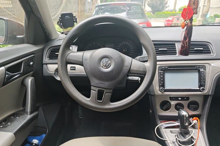 Used Volkswagen Gran Lavida 2013 1.6L Automatic Fashion Model Steering Wheel