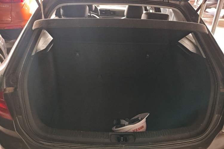 Used Volkswagen Gran Lavida 2013 1.6L Manual Fashion Model Trunk
