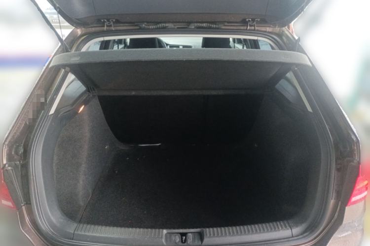 Used Volkswagen Gran Lavida 2013 1.6L Automatic Fashion Model Trunk