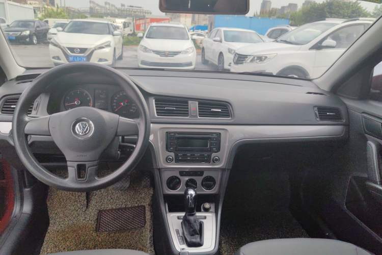 Used Volkswagen Gran Lavida 2013 1.6L Automatic Fashion Model Audio And AC Panel