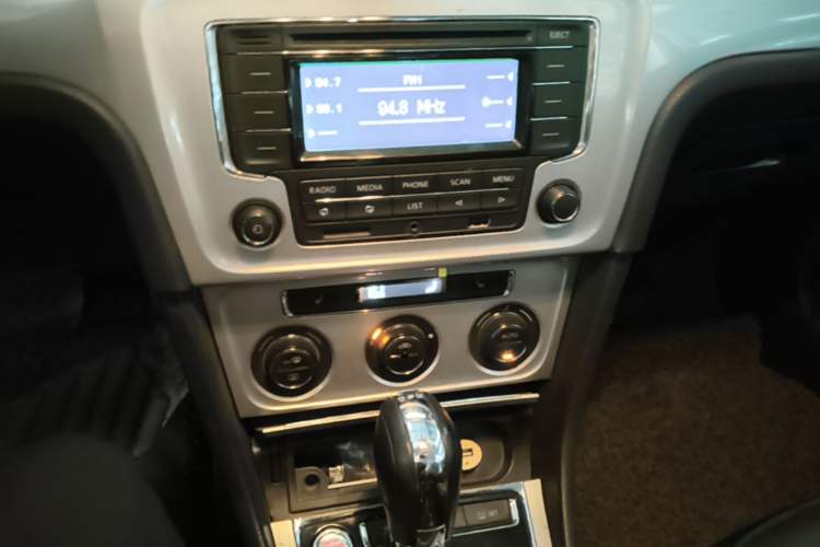 Used Volkswagen Gran Lavida 2013 1.4 TSI Automatic Luxury Model Audio And AC Panel