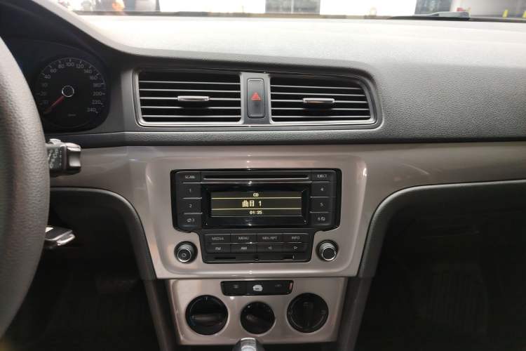 Used Volkswagen Gran Lavida 2013 1.6L Automatic Fashion Model Audio And AC Panel