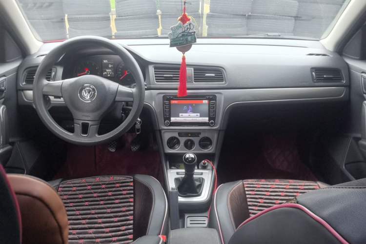 Used Volkswagen Gran Lavida 2013 1.6L Manual Fashion Model Center Console