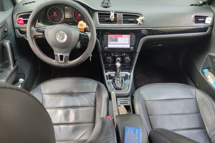 Used Volkswagen Gran Lavida 2013 1.6L Automatic Comfort Model Center Console