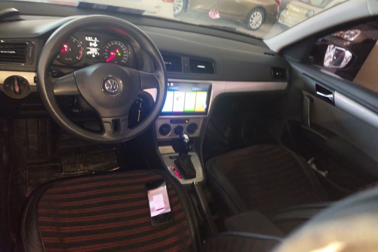 Used Volkswagen Gran Lavida 2013 1.6L Automatic Fashion Model Center Console
