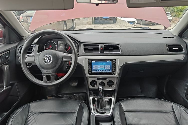 Used Volkswagen Gran Lavida 2013 1.6L Automatic Comfort Model Center Console