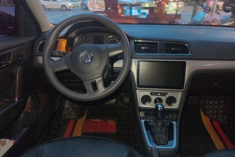 Used Volkswagen Gran Lavida 2013 1.6L Automatic Comfort Model Center Console