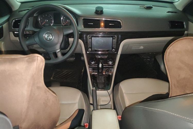 Used Volkswagen Gran Lavida 2013 1.6L Automatic Comfort Model Center Console