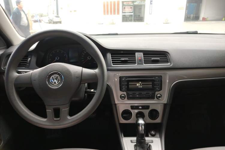 Used Volkswagen Gran Lavida 2013 1.6L Automatic Fashion Model Center Console
