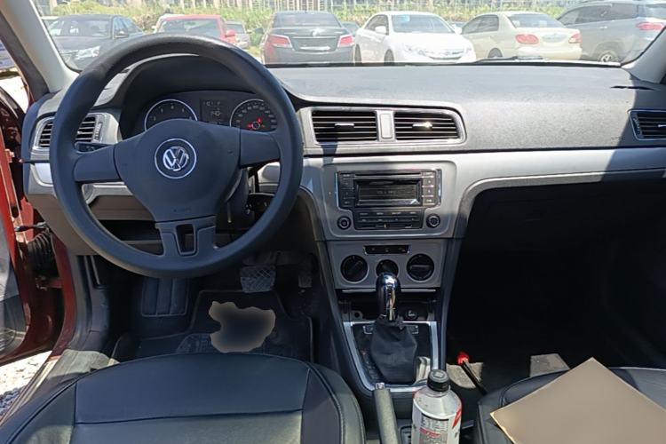 Used Volkswagen Gran Lavida 2013 1.6L Automatic Comfort Model Center Console