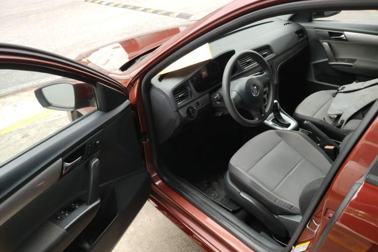 Used Volkswagen Gran Lavida 2013 1.6L Automatic Fashion Model Driver Seat