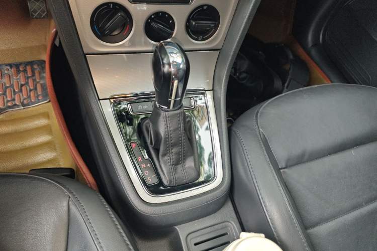 Used Volkswagen Gran Lavida 2013 1.6L Automatic Comfort Model Gear Lever
