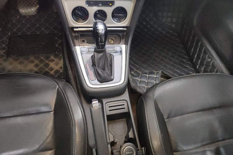 Used Volkswagen Gran Lavida 2013 1.6L Automatic Comfort Model Gear Lever