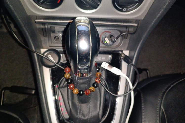 Used Volkswagen Gran Lavida 2013 1.4 TSI Automatic Comfort Model Gear Lever