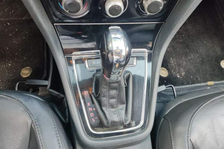 Used Volkswagen Gran Lavida 2013 1.6L Automatic Comfort Model Gear Lever