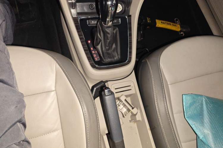 Used Volkswagen Gran Lavida 2013 1.4 TSI Automatic Comfort Model Gear Lever