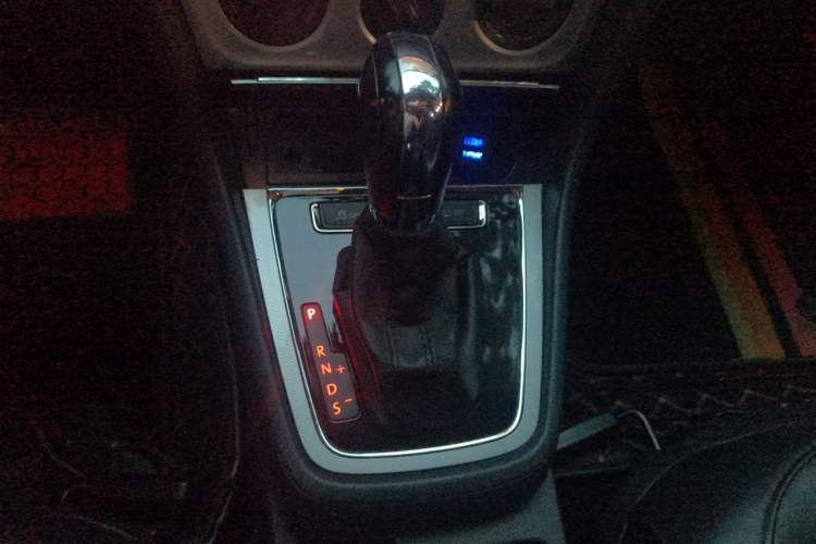 Used Volkswagen Gran Lavida 2013 1.6L Automatic Comfort Model Gear Lever