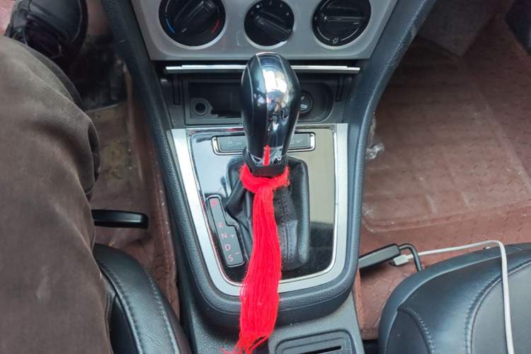 Used Volkswagen Gran Lavida 2013 1.4 TSI Automatic Comfort Model Gear Lever