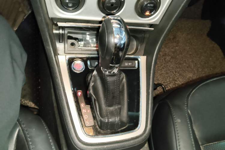 Used Volkswagen Gran Lavida 2013 1.4 TSI Automatic Luxury Model Gear Lever