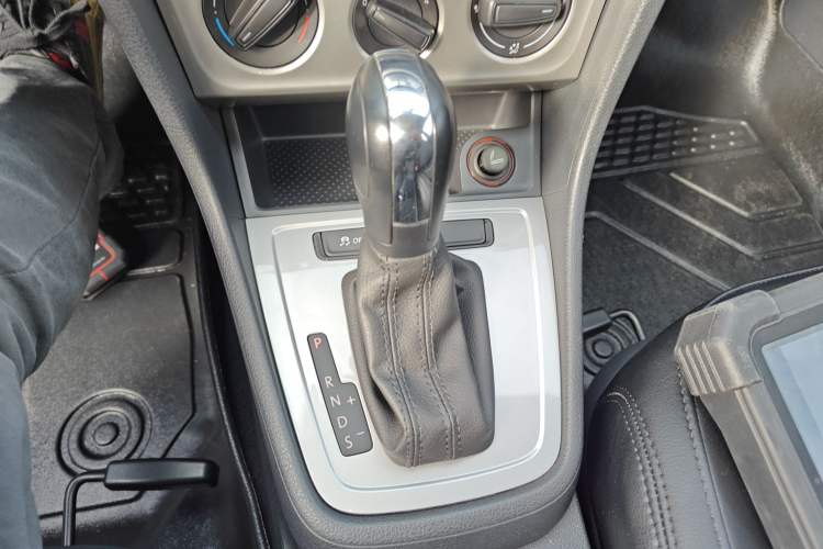 Used Volkswagen Gran Lavida 2013 1.6L Automatic Fashion Model Gear Lever