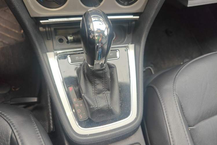Used Volkswagen Gran Lavida 2013 1.6L Automatic Comfort Model Gear Lever