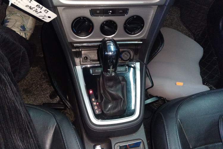 Used Volkswagen Gran Lavida 2013 1.6L Automatic Comfort Model Gear Lever