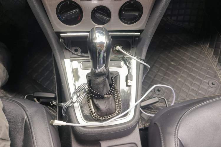 Used Volkswagen Gran Lavida 2013 1.6L Automatic Comfort Model Gear Lever