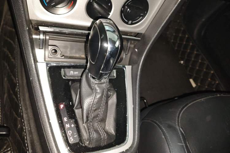 Used Volkswagen Gran Lavida 2013 1.4 TSI Automatic Comfort Model Gear Lever