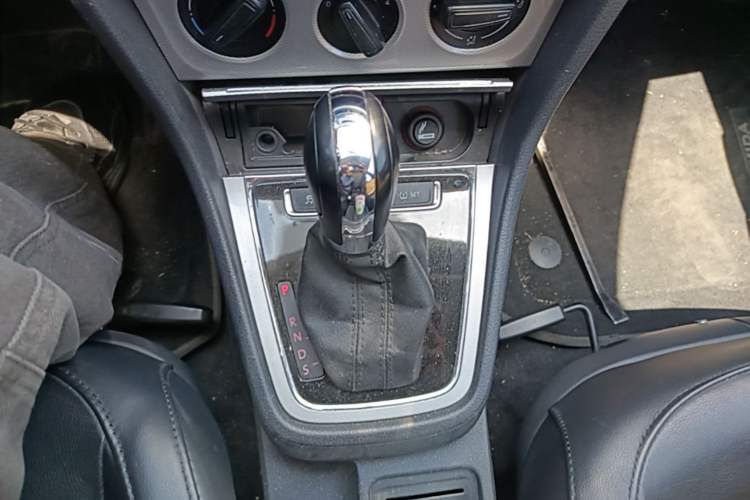 Used Volkswagen Gran Lavida 2013 1.6L Automatic Comfort Model Gear Lever