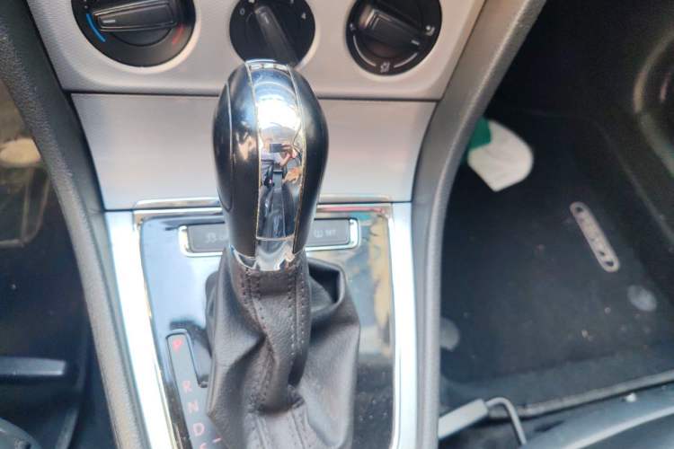 Used Volkswagen Gran Lavida 2013 1.4 TSI Automatic Comfort Model Gear Lever