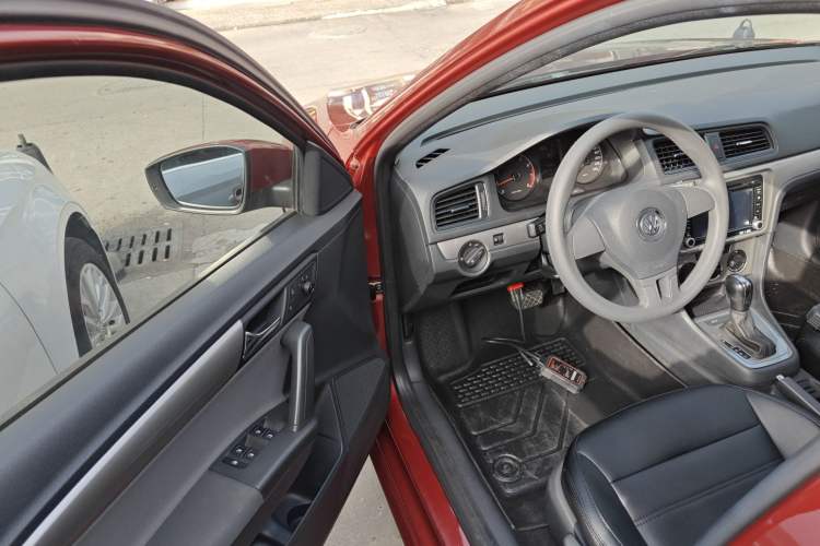 Used Volkswagen Gran Lavida 2013 1.6L Automatic Fashion Model Interior 3