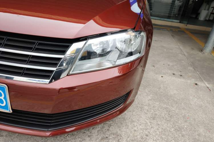 Used Volkswagen Gran Lavida 2013 1.6L Automatic Fashion Model Left Front Headlight