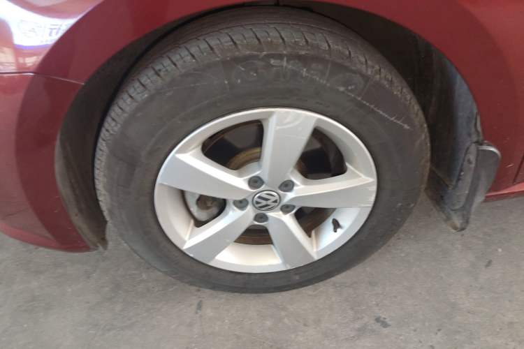 Used Volkswagen Gran Lavida 2013 1.6L Automatic Fashion Model Left Front Wheel Hub