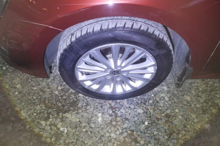 Used Volkswagen Gran Lavida 2013 1.6L Automatic Comfort Model Left Front Wheel Hub
