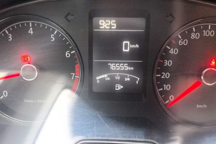 Used Volkswagen Gran Lavida 2013 1.6L Manual Fashion Model Odometer Close Up