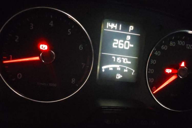 Used Volkswagen Gran Lavida 2013 1.4 TSI Automatic Comfort Model Odometer Close Up