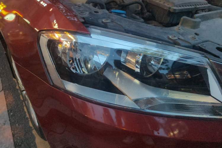 Used Volkswagen Gran Lavida 2013 1.6L Automatic Comfort Model Right Front Headlight