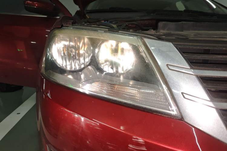 Used Volkswagen Gran Lavida 2013 1.6L Automatic Comfort Model Right Front Headlight