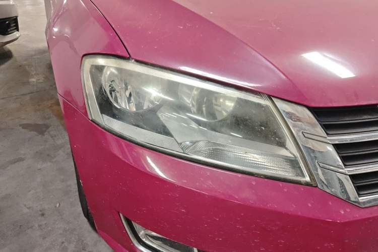 Used Volkswagen Gran Lavida 2013 1.4 TSI Automatic Comfort Model Right Front Headlight