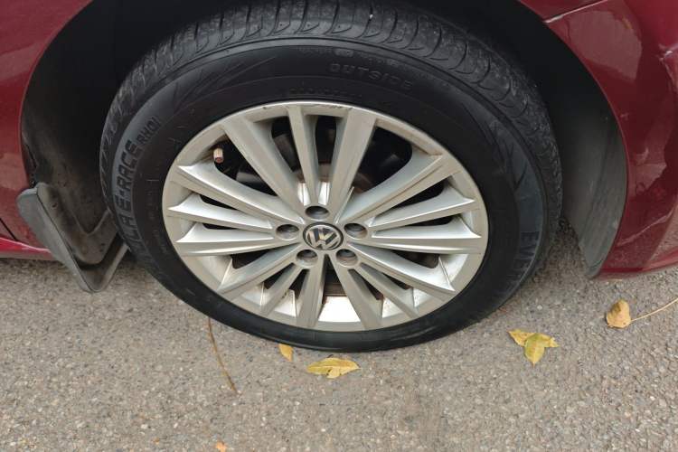 Used Volkswagen Gran Lavida 2013 1.6L Automatic Comfort Model Right Front Wheel Hub
