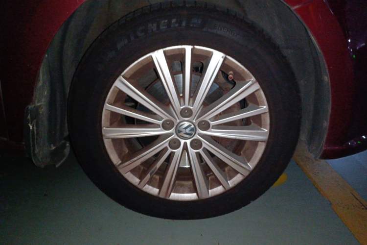 Used Volkswagen Gran Lavida 2013 1.4 TSI Automatic Comfort Model Right Front Wheel Hub
