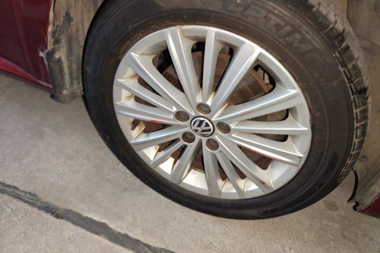 Used Volkswagen Gran Lavida 2013 1.4 TSI Automatic Comfort Model Right Front Wheel Hub