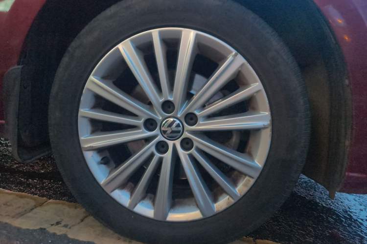 Used Volkswagen Gran Lavida 2013 1.6L Automatic Comfort Model Right Front Wheel Hub