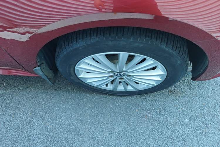 Used Volkswagen Gran Lavida 2013 1.4 TSI Automatic Comfort Model Right Front Wheel Hub