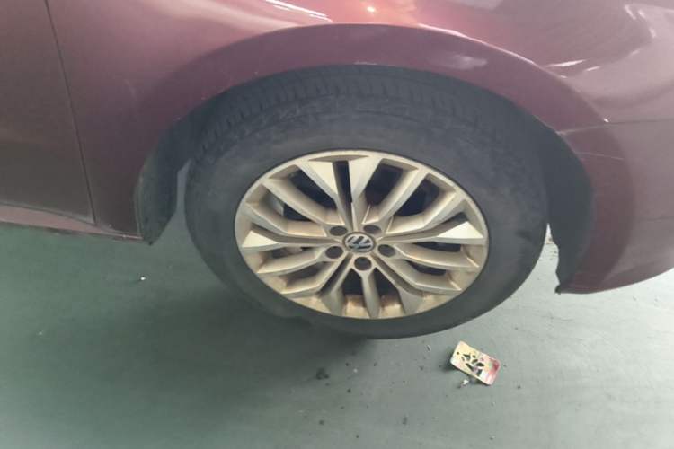 Used Volkswagen Gran Lavida 2013 1.4 TSI Automatic Luxury Model Right Front Wheel Hub