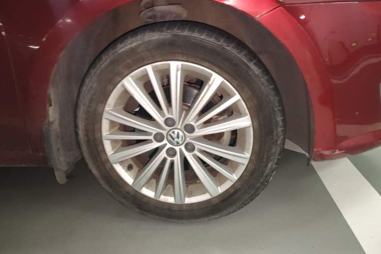 Used Volkswagen Gran Lavida 2013 1.6L Automatic Comfort Model Right Front Wheel Hub