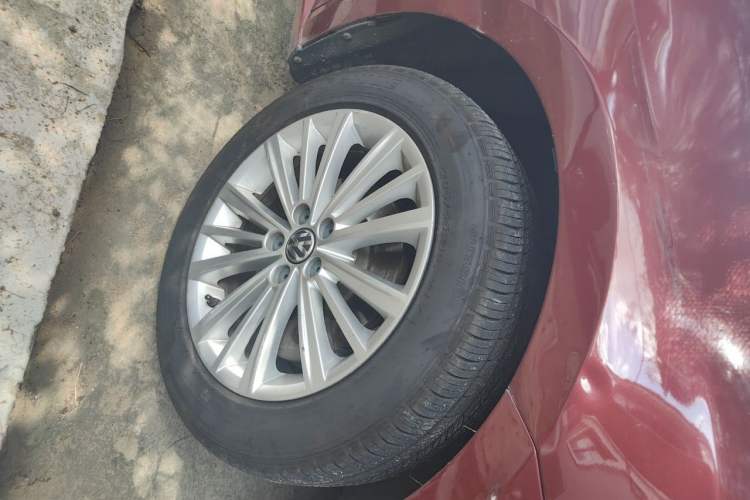 Used Volkswagen Gran Lavida 2013 1.6L Automatic Comfort Model Right Front Wheel Hub