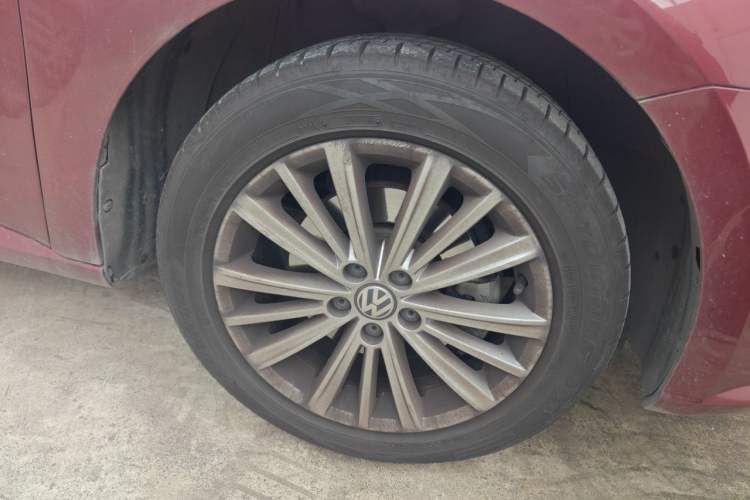 Used Volkswagen Gran Lavida 2013 1.6L Automatic Comfort Model Right Front Wheel Hub
