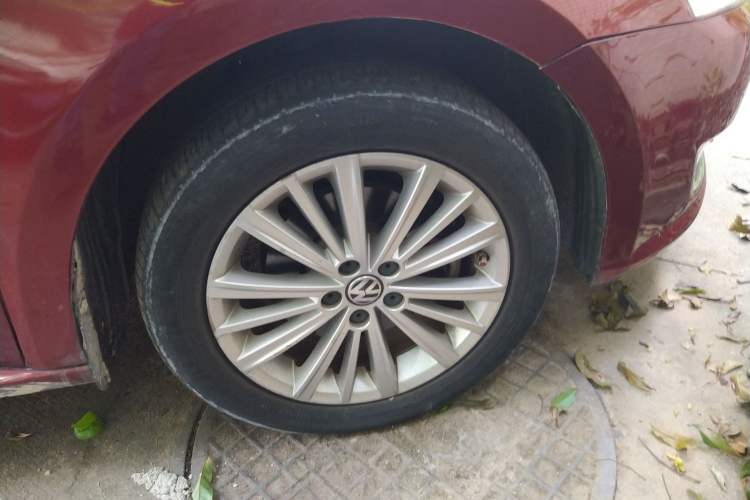 Used Volkswagen Gran Lavida 2013 1.6L Automatic Comfort Model Right Front Wheel Hub